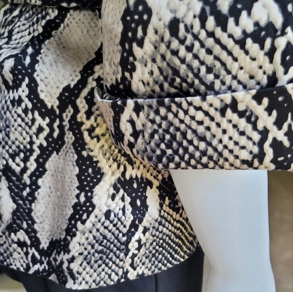 Focus 2000 Women's Petite Snake Print Trench Blazer Size 12 - Picture 6 of 10